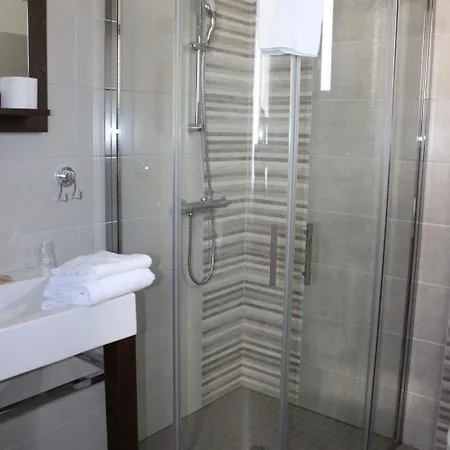 Le Heron Cendre Hotel 3*