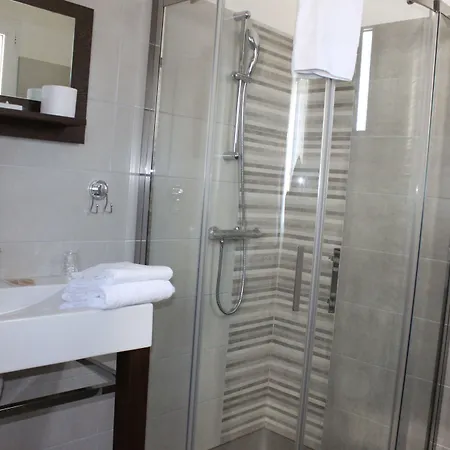 Le Heron Cendre Hotel