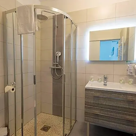 Le Heron Cendre Hotel